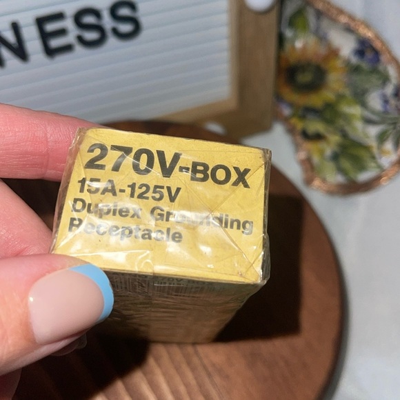 Eagle Duplex Grouping Receptacle 15A-125V - Ivory box has some wear - Picture 4 of 4